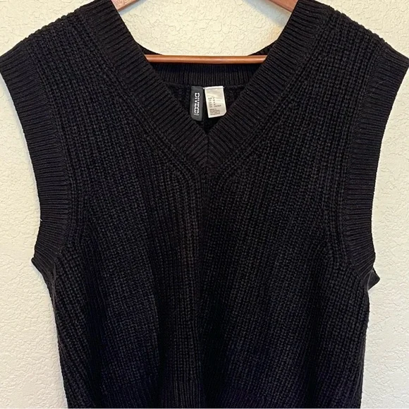 H&M Divided Black Knit Sleeveless V-Neck Wide Cut Sweater Vest Size Medium - Picture 1 of 14